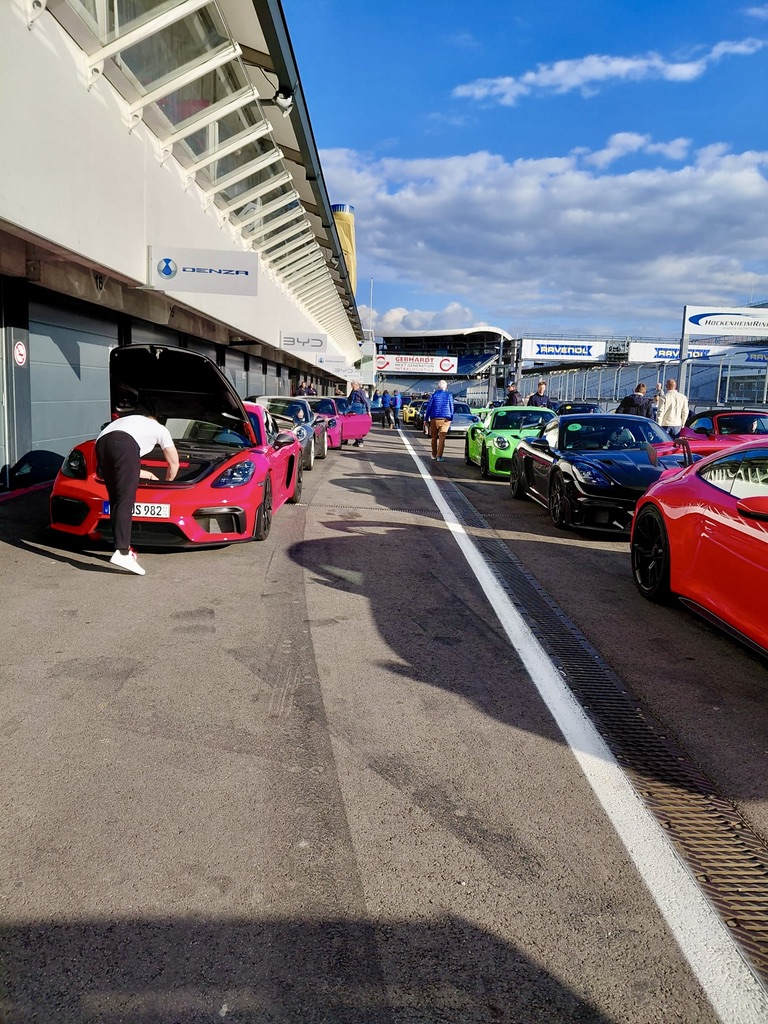Boxengasse mit Porsche GT Fahrzeugen